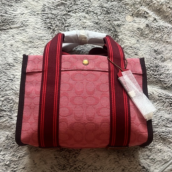 Spin Tote 27 In Signature Jacquard Red / Pink / Orange - Picture 9 of 9